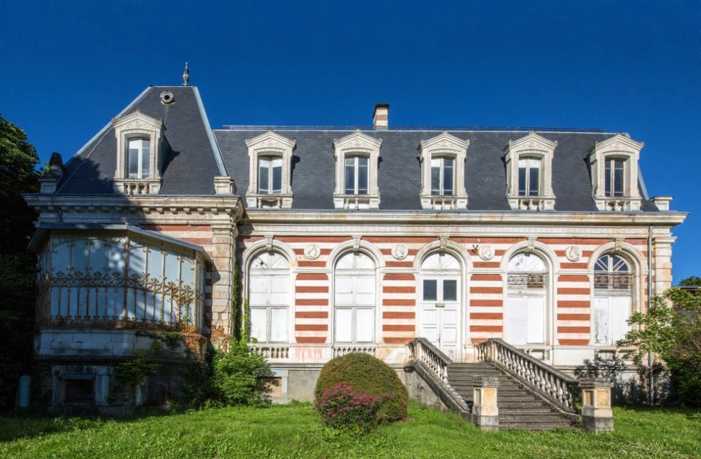 Vue de l'élévation est de l'aile principale du casino.