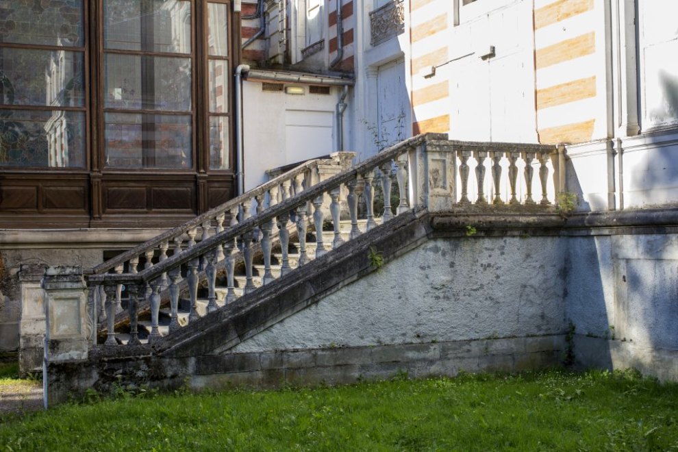 Détail de l'escalier est menant au théâtre, situé à proximité de la véranda ornée par Gesta.