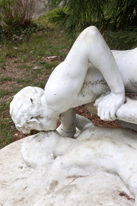 Vue de la partie avant de l'ensemble sculpté.