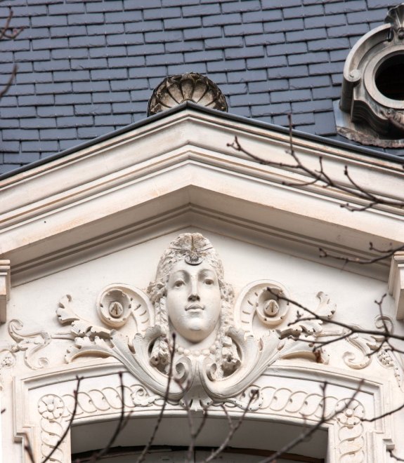 Détail du décor de la fenêtre du premier étage du pavillon ouest bordant la façade.