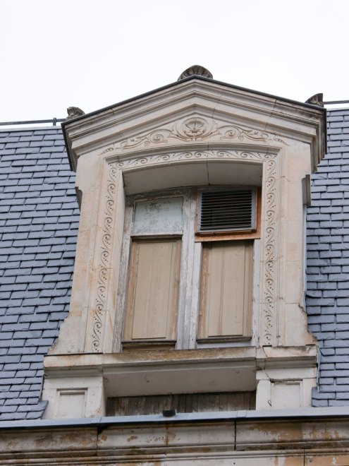 Vue d'ensemble d'une lucarne de l'élévation ouest du corps principal.