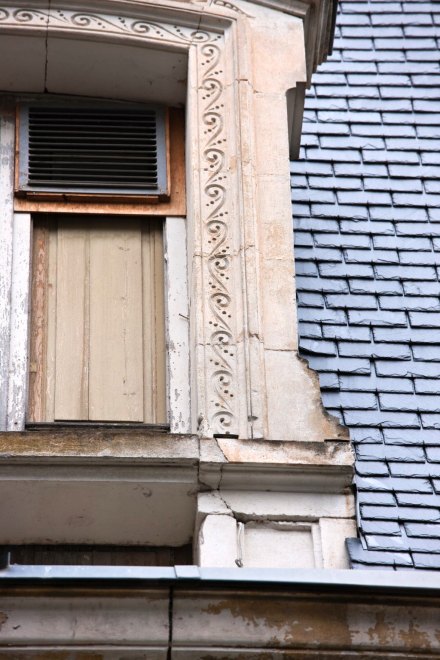 Détail du décor d'une lucarne de l'élévation ouest du corps principal.