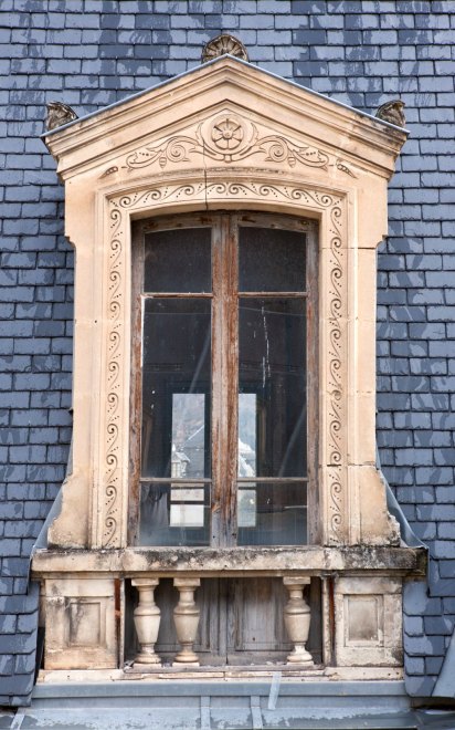 Détail du décor d'une des lucarnes de l'aile est du corps principal, vue depuis la terrasse.