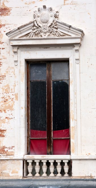 Vue de la lucarne du corps central de la façade.