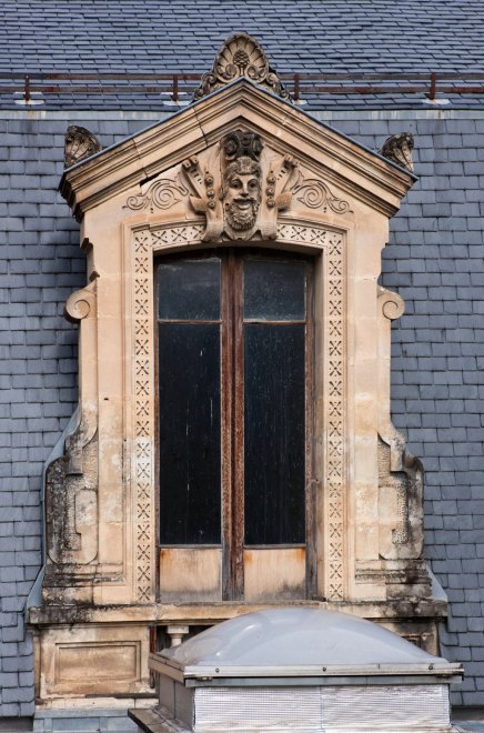 Vue de la lucarne 9 (en partant de l'ouest) de la façade.