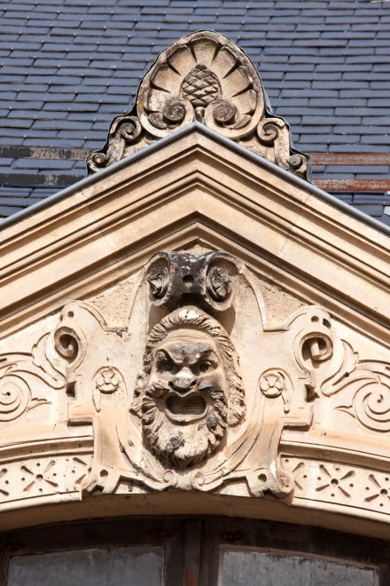 Détail du masque de la lucarne 1 (en partant de l'ouest) de la façade.