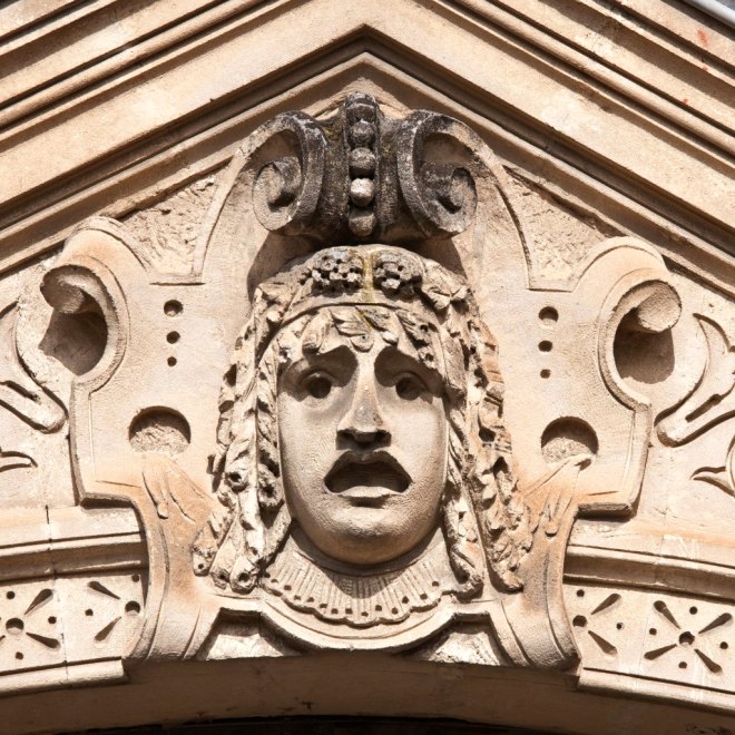 Détail du masque de la lucarne 2 (en partant de l'ouest) de la façade.