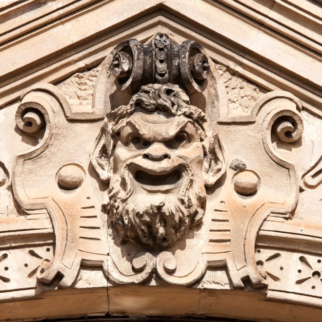 Détail du masque de la lucarne 3 (en partant de l'ouest) de la façade.