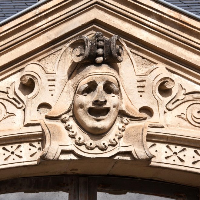 Détail du masque de la lucarne 4 (en partant de l'ouest) de la façade.