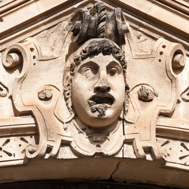 Détail du masque de la lucarne 5 (en partant de l'ouest) de la façade.