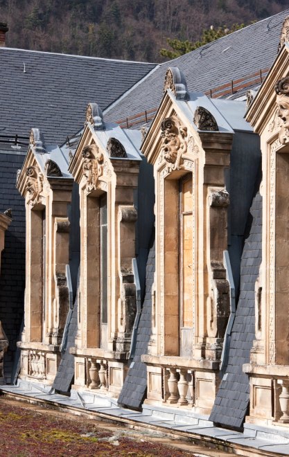 Vue des lucarnes ouest de la façade du corps principal.