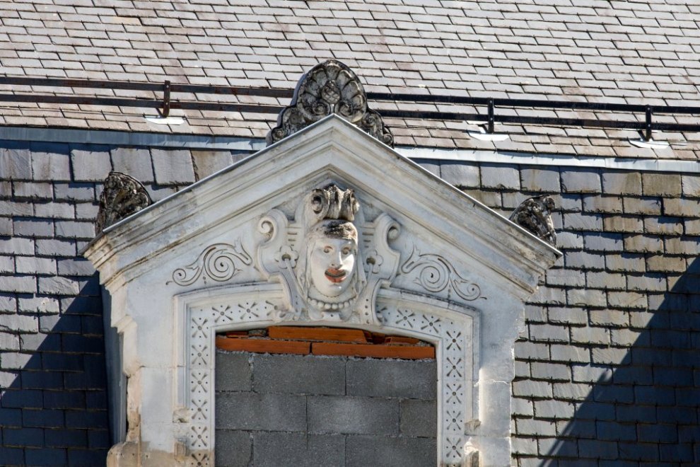 Détail du décor de la lucarne 1 (en partant de l'ouest) sur l'élévation postérieure du corps central.