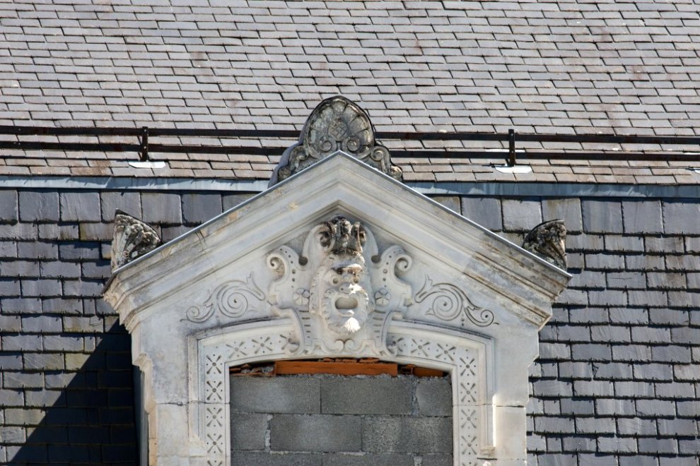 Détail du décor de la lucarne 2 (en partant de l'ouest) sur l'élévation postérieure du corps central.