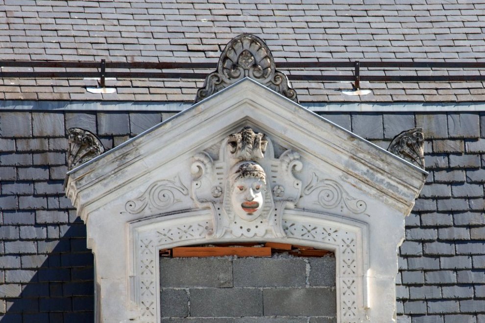 Détail du décor de la lucarne 3 (en partant de l'ouest) sur l'élévation postérieure du corps central.