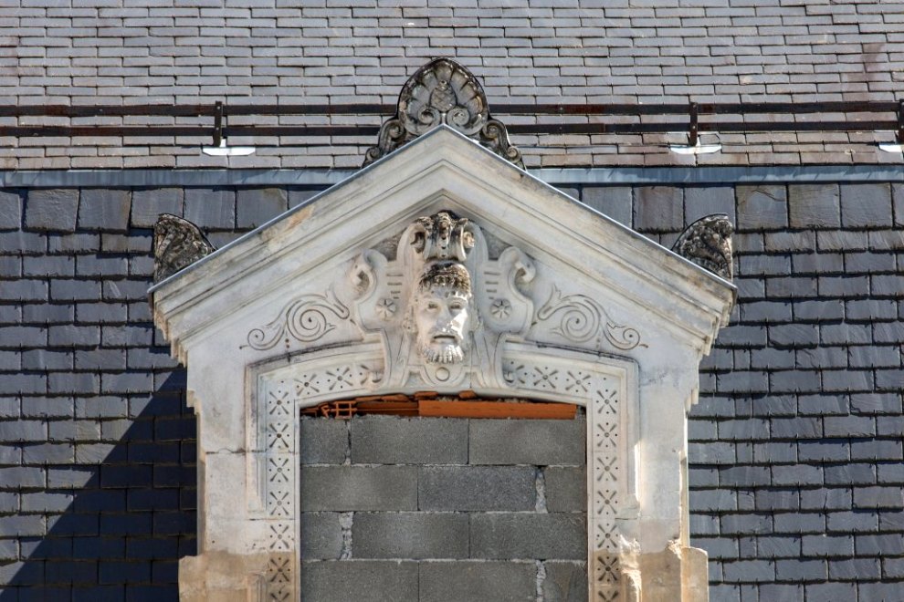 Détail du décor de la lucarne 4 (en partant de l'ouest) sur l'élévation postérieure du corps central.