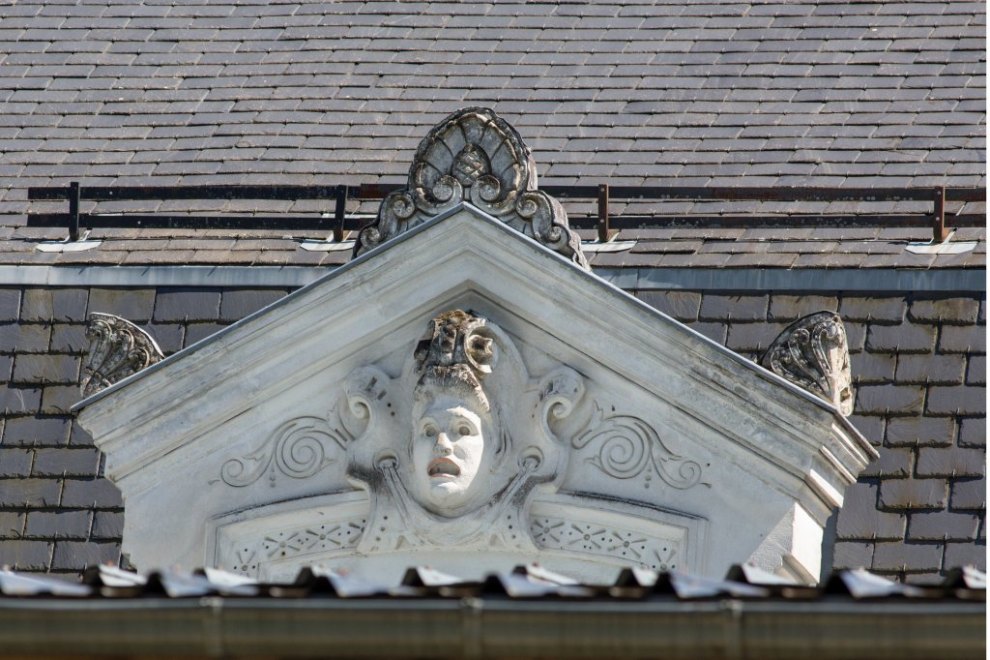 Détail du décor de la lucarne 9 (en partant de l'ouest) sur l'élévation postérieure du corps central.