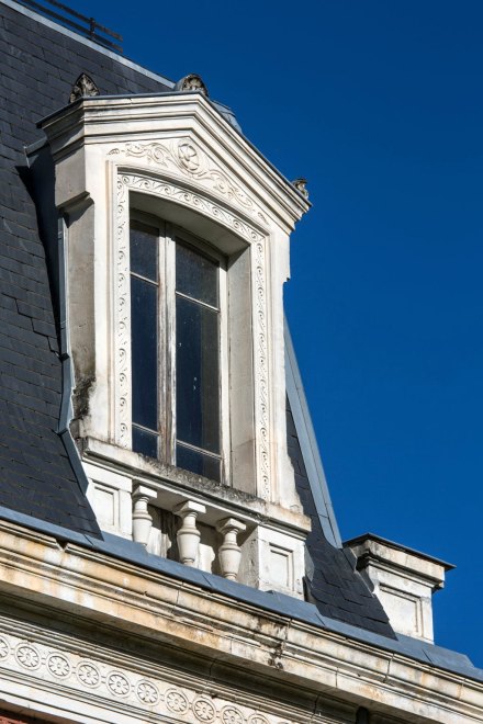 Vue d'ensemble d'une lucarne de l'élévation est du corps principal.