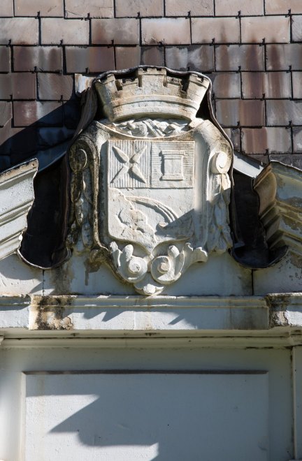 Vue du blason de Luchon sur l'élévation sud du pavillon est.