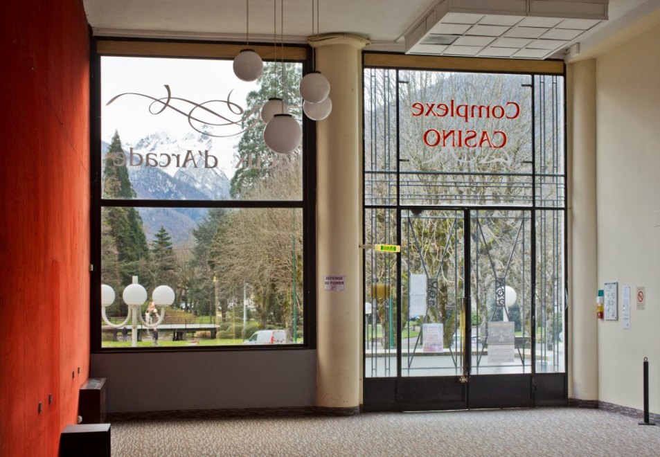 Vue du parc depuis le hall du casino.