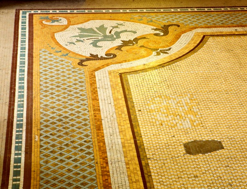 Détail d'un angle de la mosaïque du hall initial du casino.