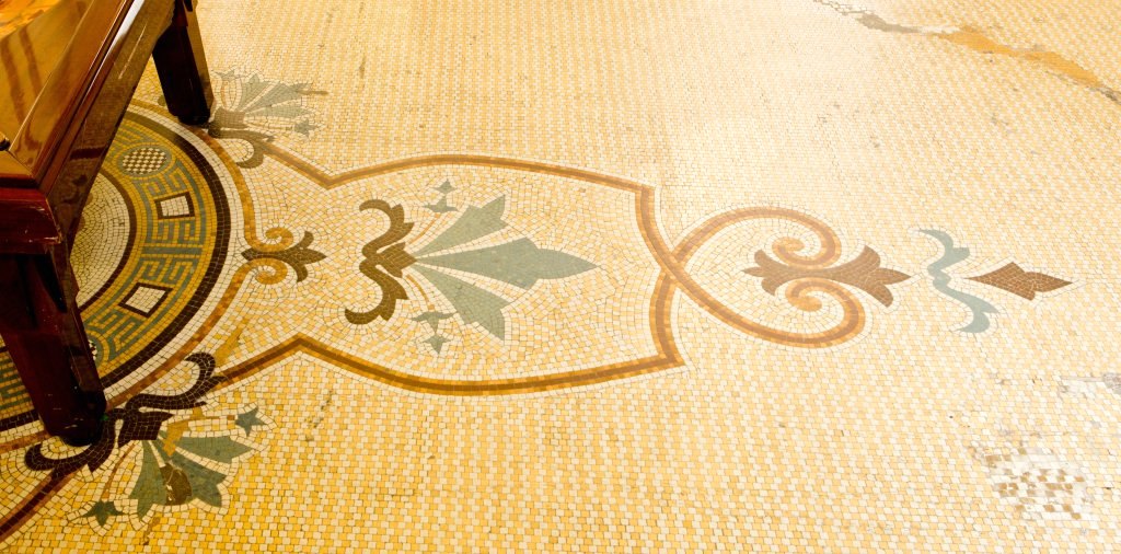 Détail de la mosaïque du hall initial du casino.