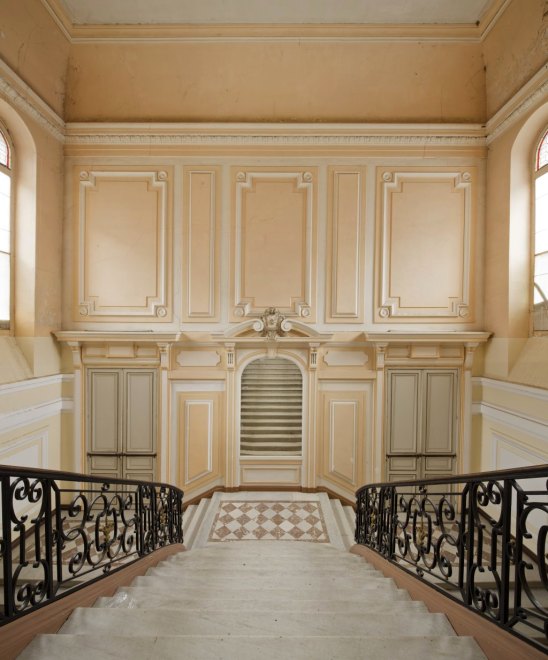 Vue de la cage d'escalier depuis le palier de l'étage.