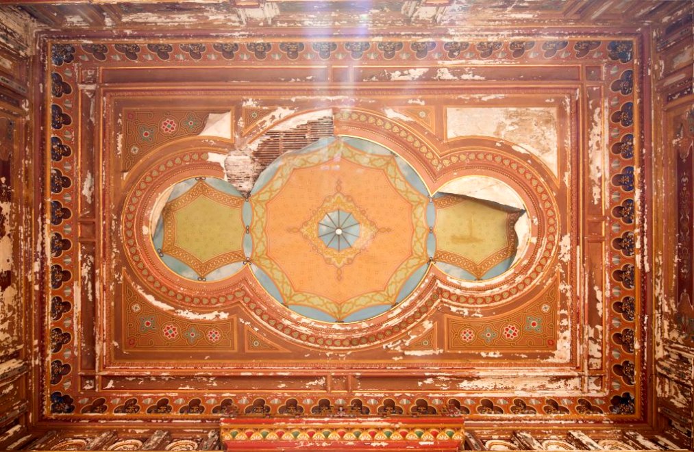 Vue d'ensemble du plafond du salon tunisien.