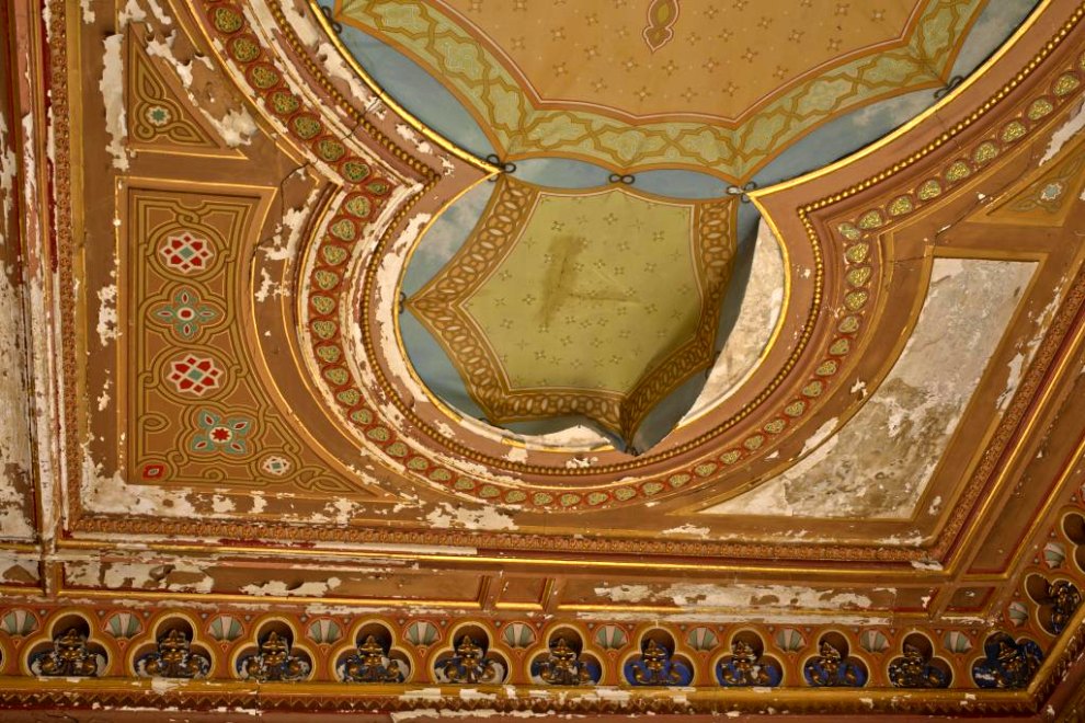 Détail du décor du plafond du salon tunisien.