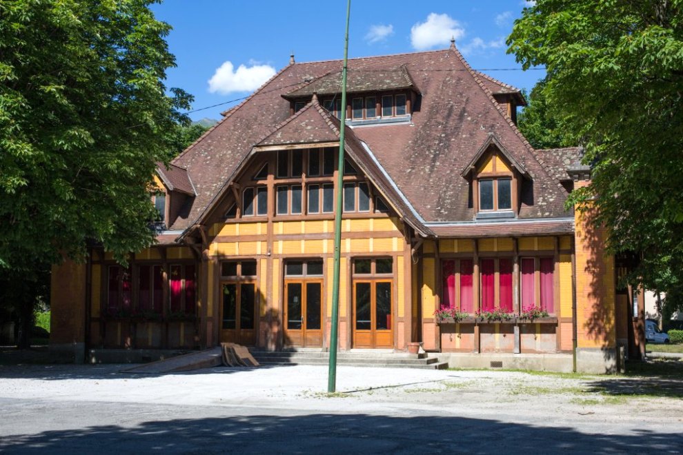 Vue d'ensemble de la façade.