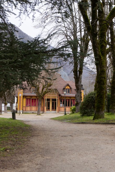 Chemin du parc du casino desservant l'entrée sud du pavillon.