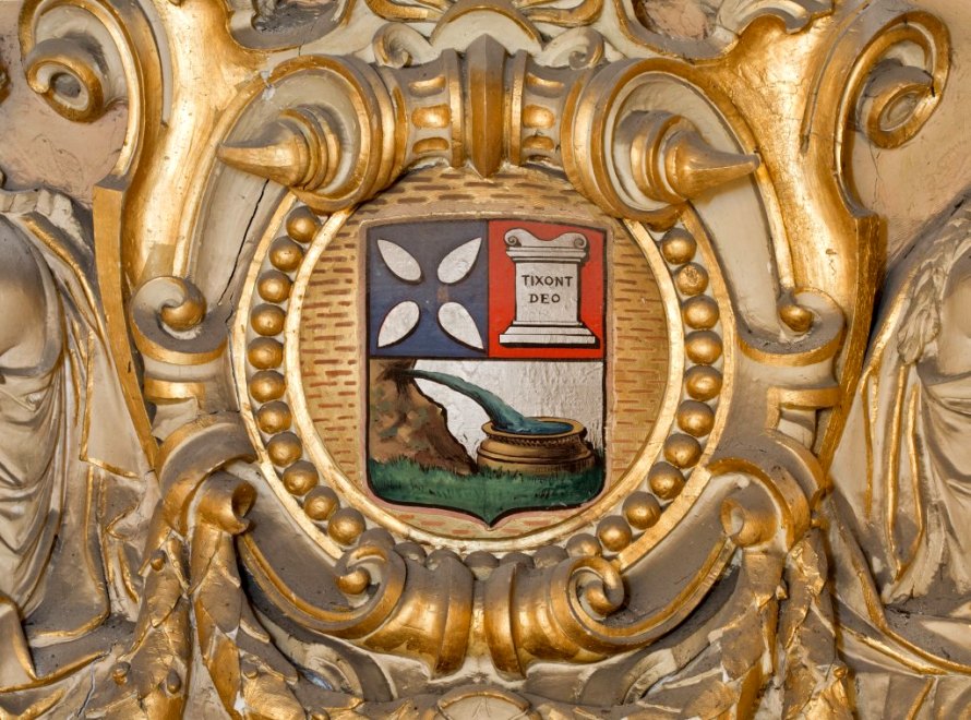 Fronton au-dessus de la scène : détail du blason de Luchon.