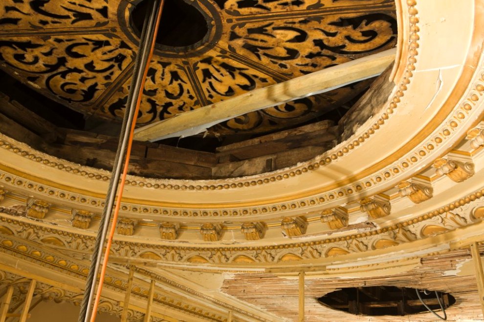 Détail d'une rosace du plafond pendant la restauration.