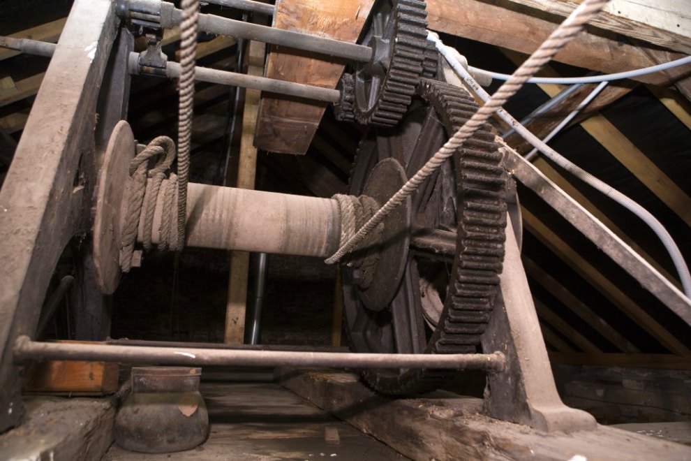 Vue des mécanismes de scène installés sous la charpente.