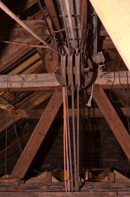 Vue des mécanismes de scène installés sous la charpente.