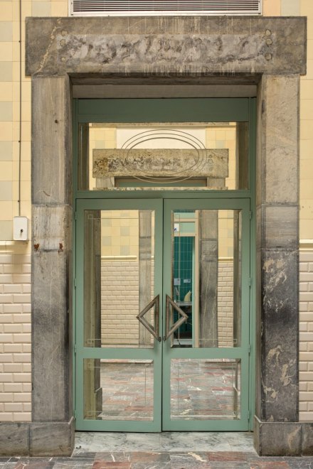 Portail d'accès à une salle de soins ; vestige de l'accroche de l'ancien nom.