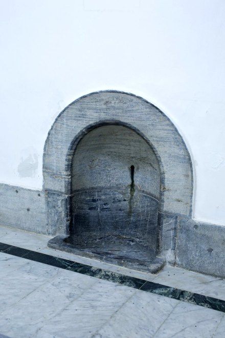 Vue d'une ancienne buvette dans la galerie postérieure.