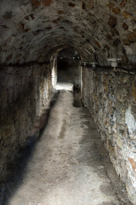 Vue de la galerie creusée dans la roche à l'ouest.