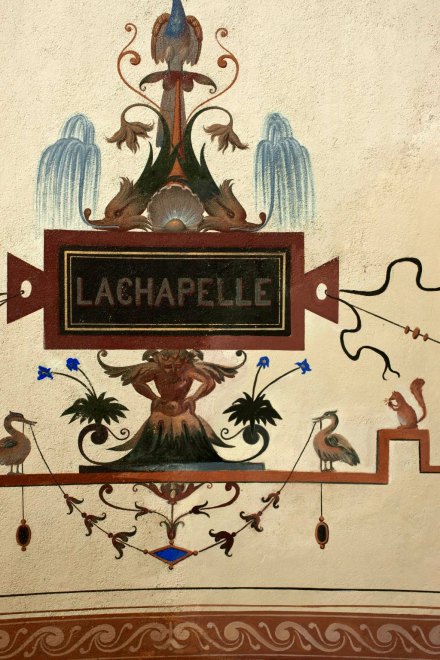 Détail du décor du cartouche de Lachapelle.