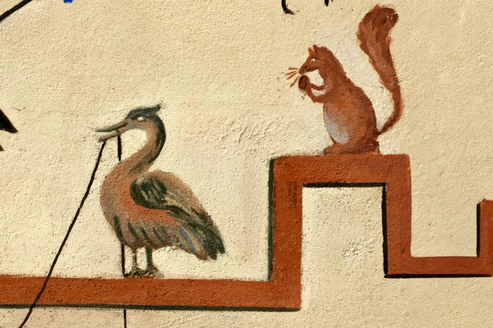 Détail du décor du cartouche Lachapelle : canard et écureuil.