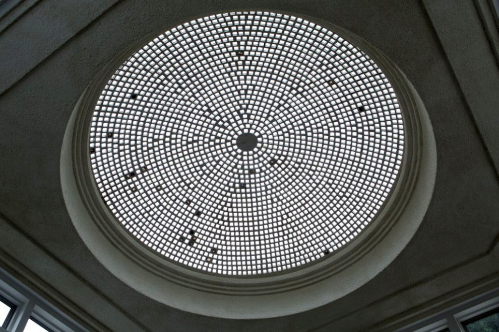 Vue intérieure de la coupole en béton surmontant l'atrium.