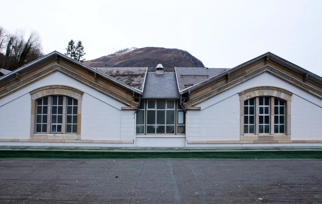 Vue des pignons sud des deux pavillons méridionaux de l'établissement thermal.