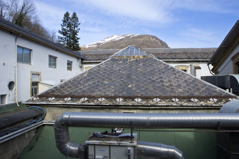 Vue de la toiture d'un pavillon à verrière.