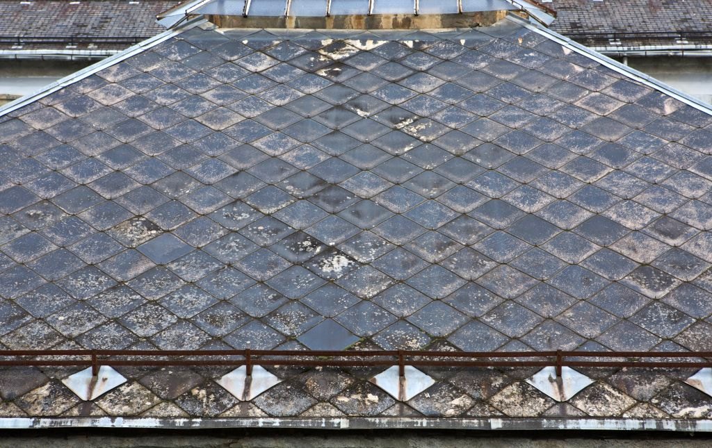 Détail de la toiture d'un pavillon à verrière.