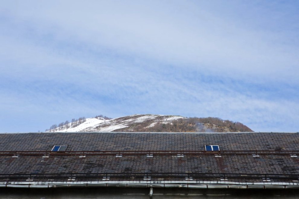 Vue de la toiture du vaisseau des pas perdus avec ses arrêts de neige.