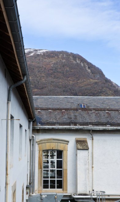 Vue de l'angle entre le vaisseau du hall des pas des perdu et l'aile postérieure.