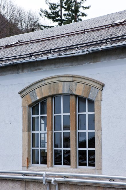 Détail d'une baie thermale éclairant le hall des pas perdus.