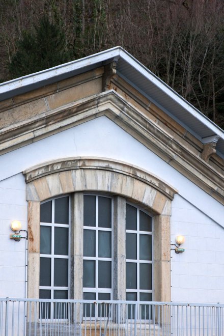 Détail d'une baie thermale d'un des pavillons.