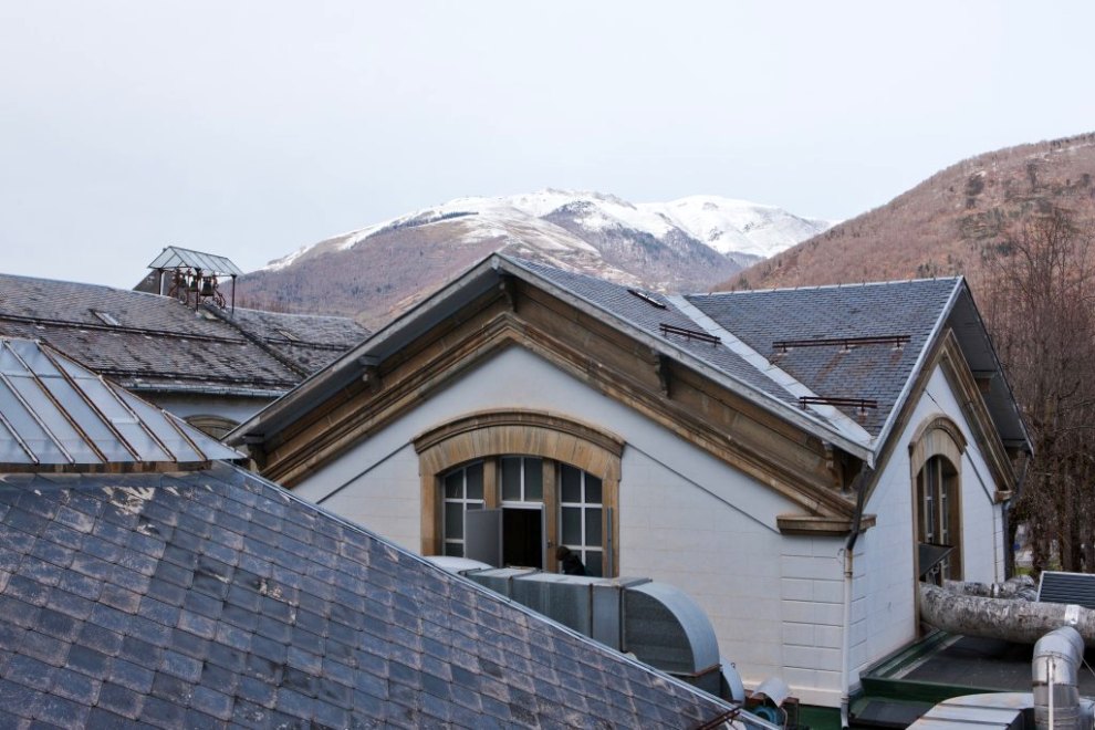 Vue des toitures du hall des pas perdus et d'un pavillon donnant sur les Quinconces.