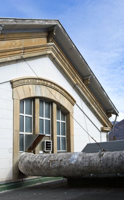 Vue d'une fenêtre thermale sur le mur-pignon d'un des pavillons.