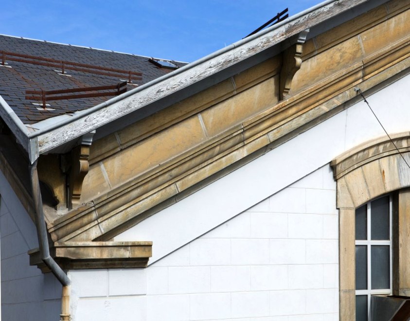 Vue des moulurations d'un mur-pignon des pavillons.